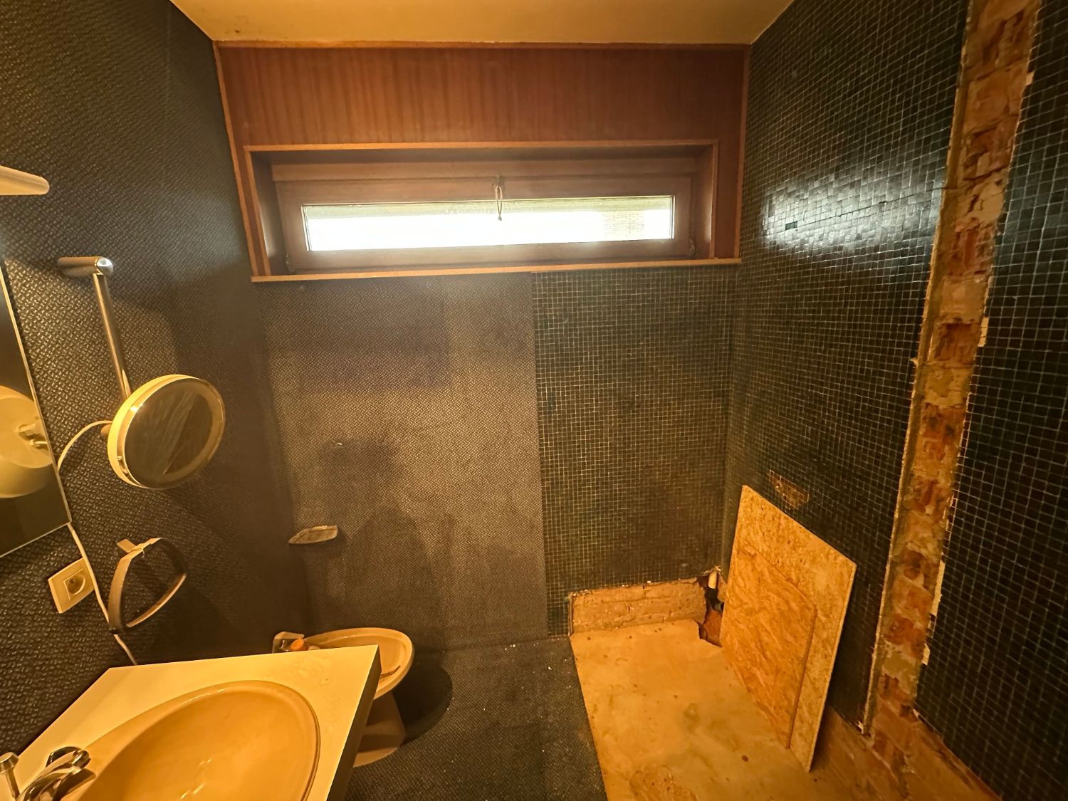 Deze compacte badkamer bevindt zich in de voorbereidende fase van een volledige renovatie. Hoog tijd om deze ruimte om te toveren tot een moderne, frisse en functionele sanitaire ruimte!